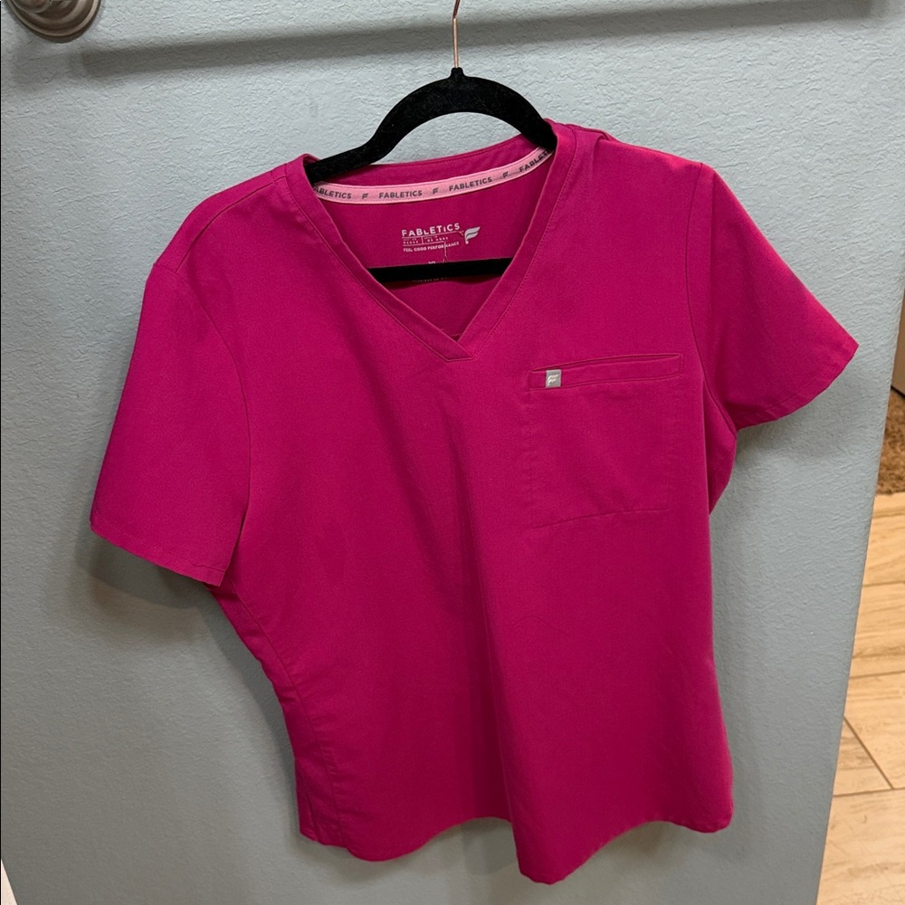 Fabletics Women’s Vital 1 Pocket Scrub Top XL Hibiscus